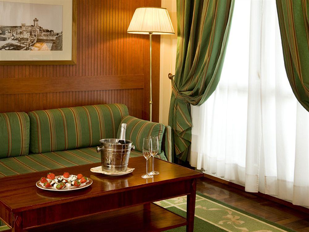 Grand Hotel Terme Σιρμιόνε Εξωτερικό φωτογραφία A suite at the hotel
