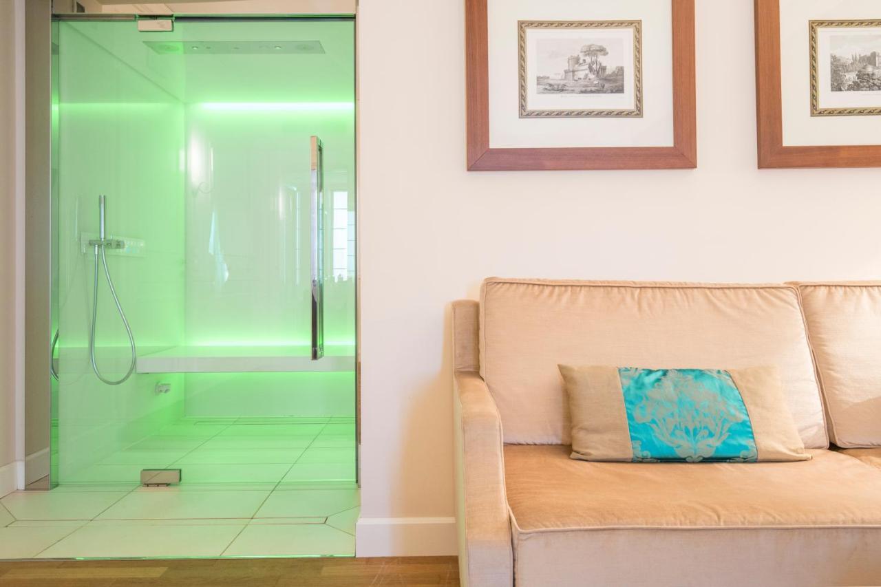 Grand Hotel Terme Σιρμιόνε Εξωτερικό φωτογραφία A shower with coloured LED lighting