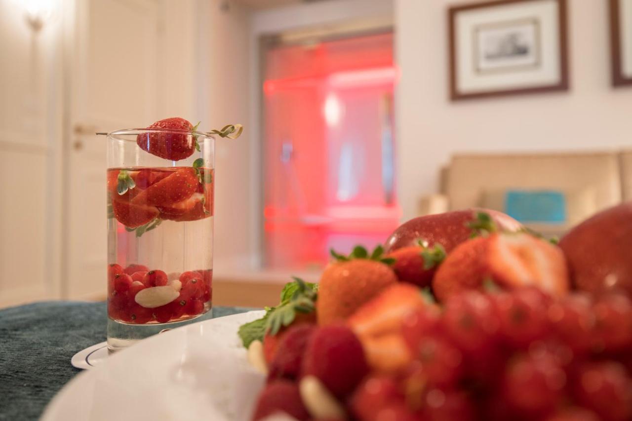 Grand Hotel Terme Σιρμιόνε Εξωτερικό φωτογραφία A strawberry drink