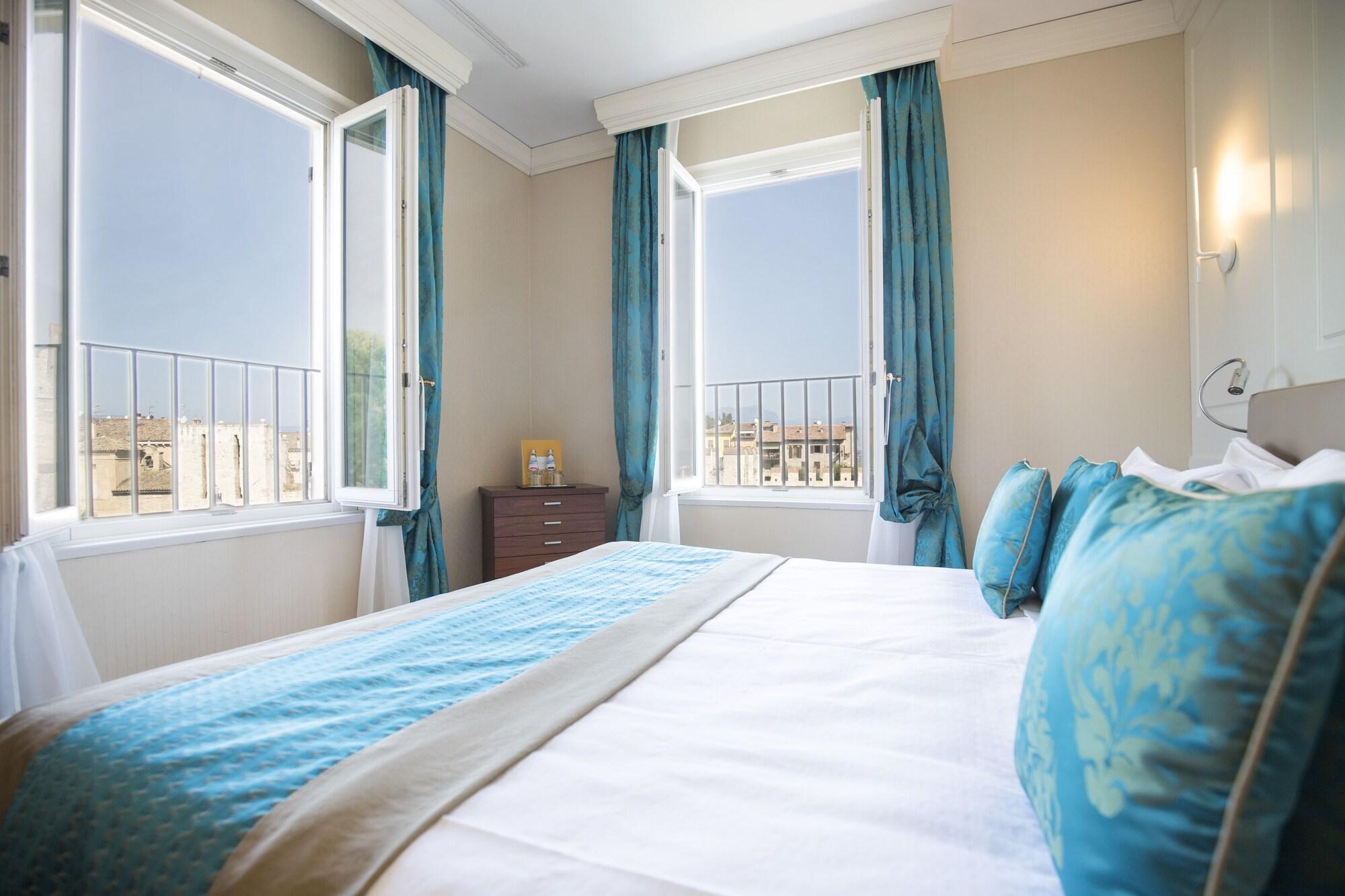 Grand Hotel Terme Σιρμιόνε Εξωτερικό φωτογραφία A bedroom at the hotel