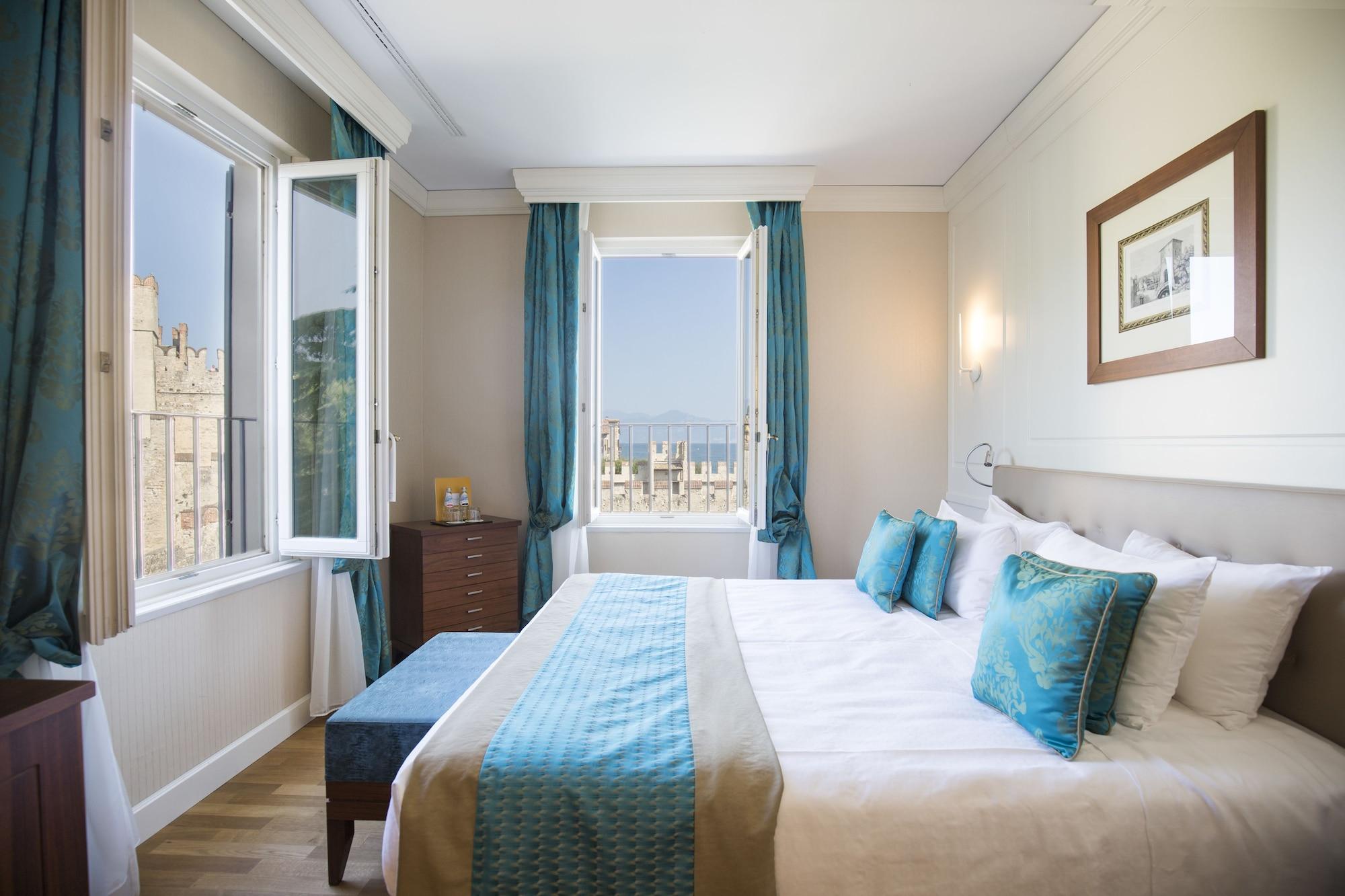 Grand Hotel Terme Σιρμιόνε Εξωτερικό φωτογραφία A bedroom at the Westin Palace, Madrid