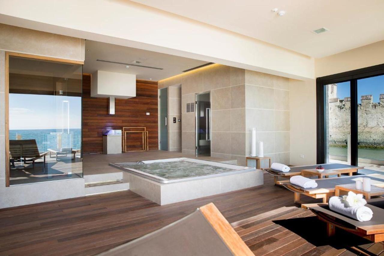 Grand Hotel Terme Σιρμιόνε Εξωτερικό φωτογραφία A modern Japanese bathroom