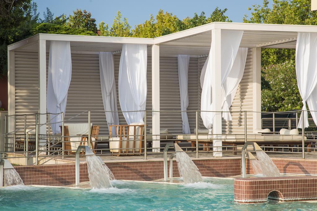 Grand Hotel Terme Σιρμιόνε Εξωτερικό φωτογραφία Cabana at the pool
