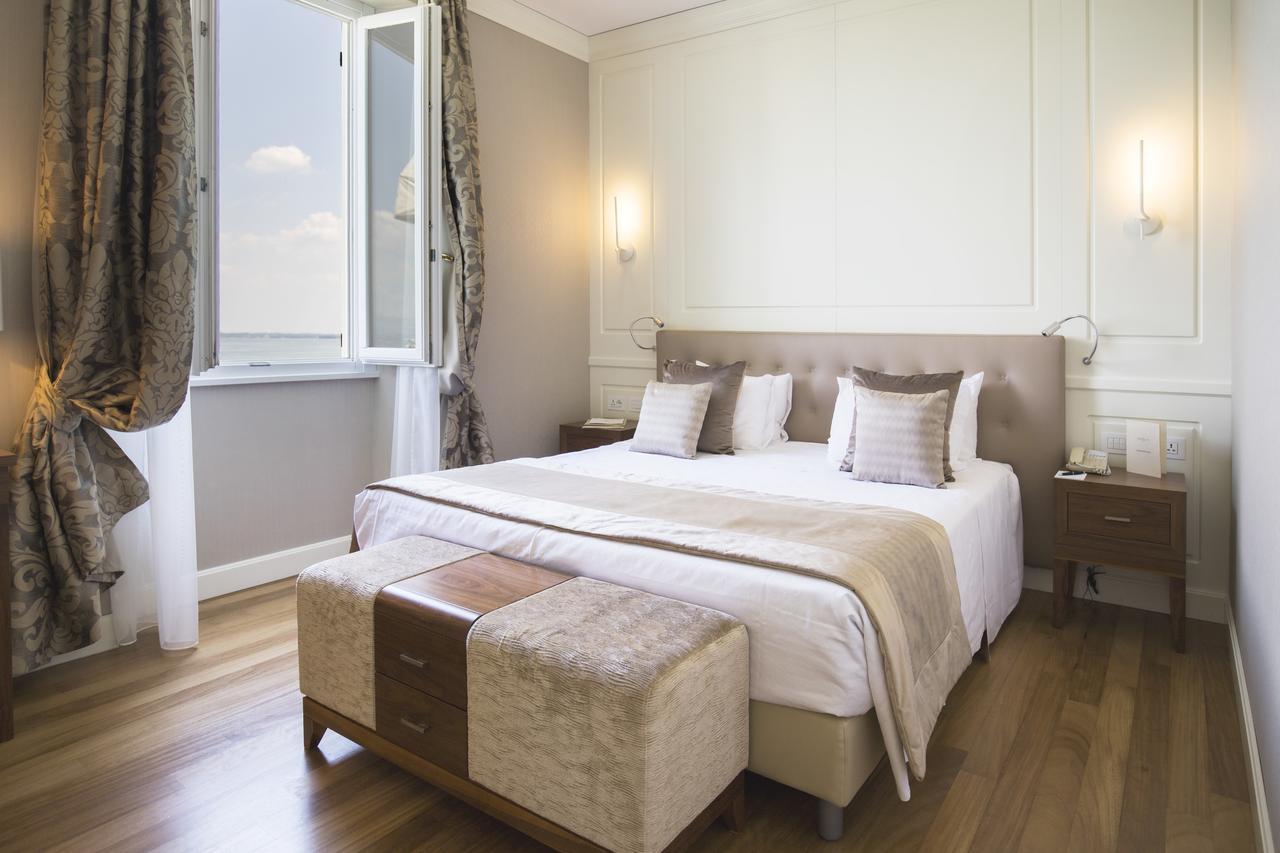 Grand Hotel Terme Σιρμιόνε Εξωτερικό φωτογραφία A bedroom at the hotel