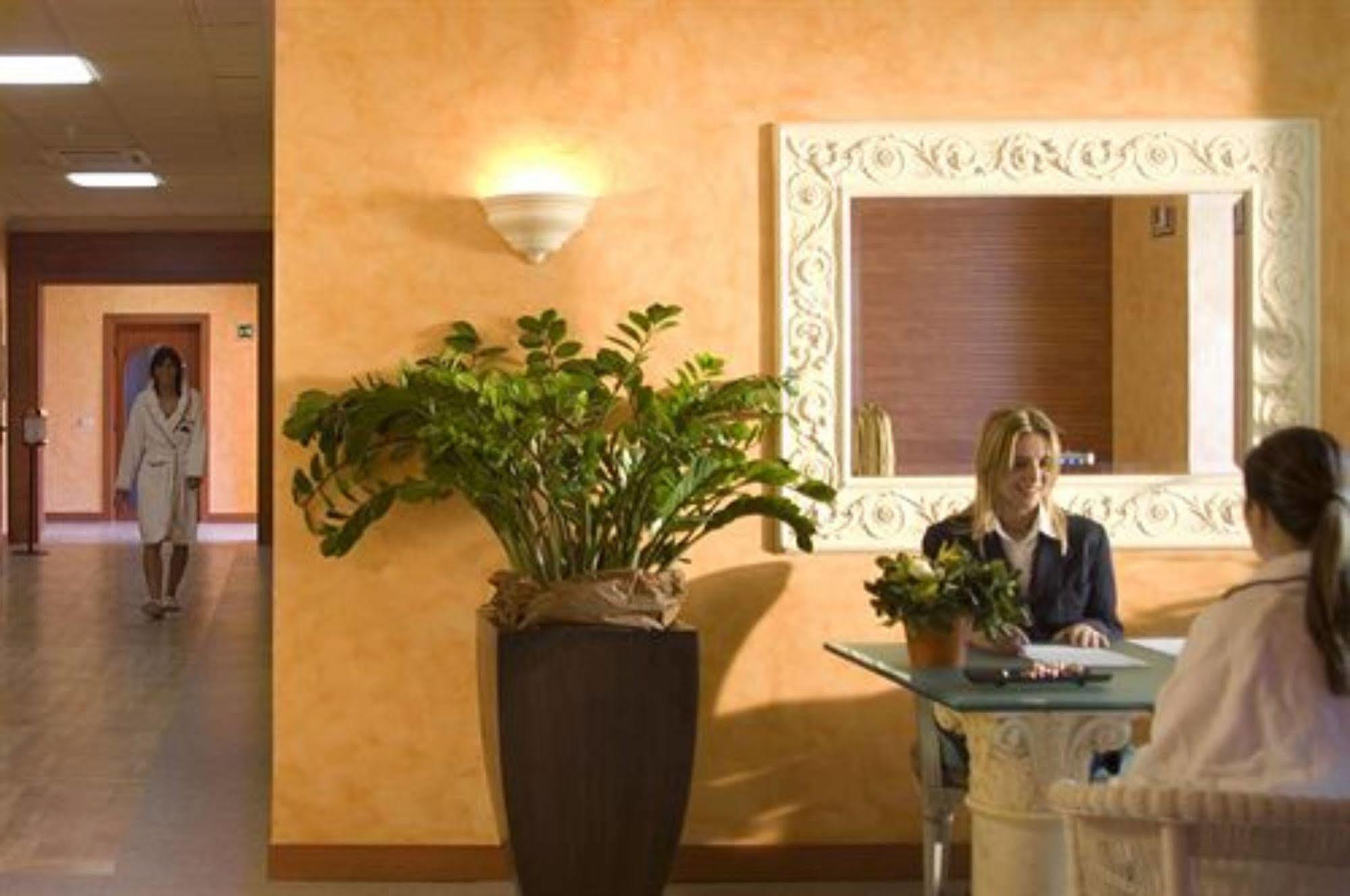 Grand Hotel Terme Σιρμιόνε Εξωτερικό φωτογραφία Reception desk at a hotel