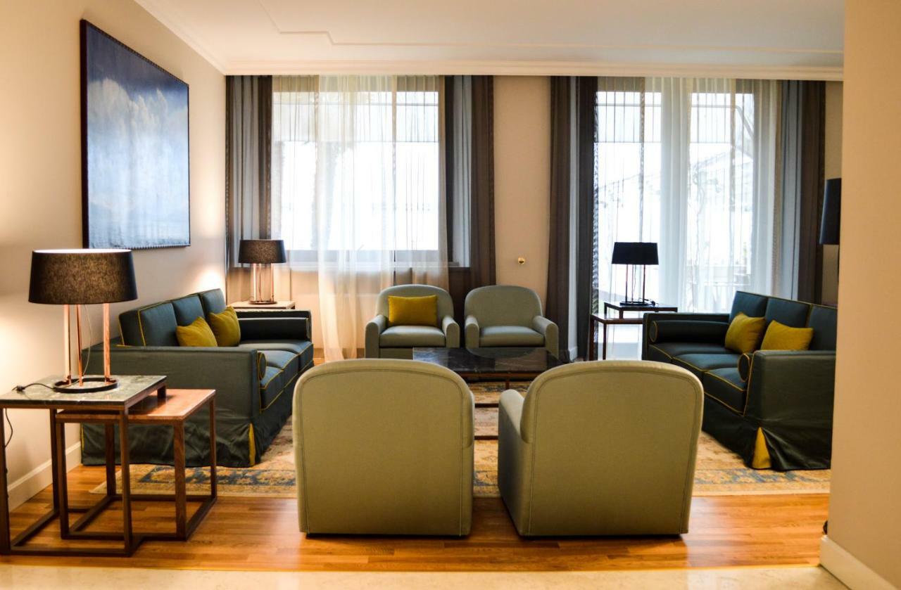 Grand Hotel Terme Σιρμιόνε Εξωτερικό φωτογραφία The living room of a suite at the hotel